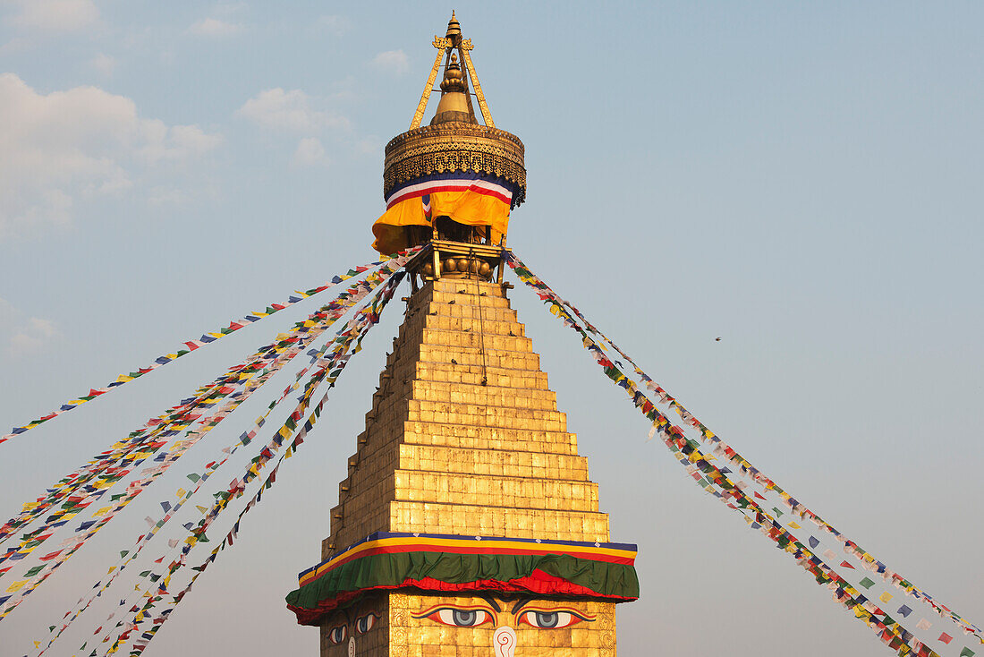 Die buddhistische Stupa von Boudhanath dominiert die Skyline und ist eine der größten der Welt, Boudhanath, Nepal