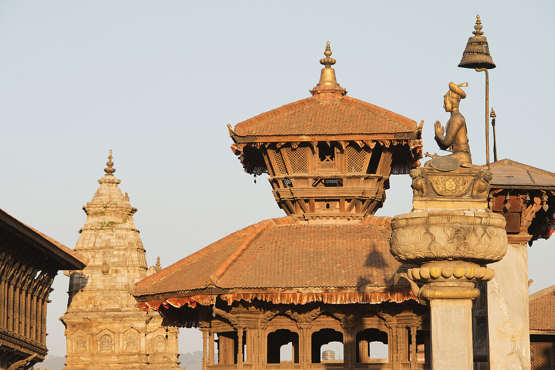 Die Statue von König Bhupatindra Malla bei der Verehrung auf dem königlichen Durbar-Platz in Bhaktapur, Nepal