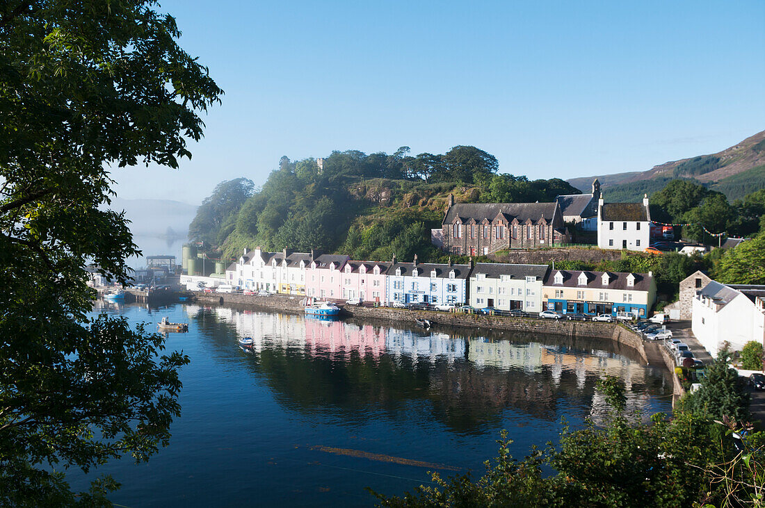 Bunte Gebäude am Wasser, Portree, Skye, Schottland