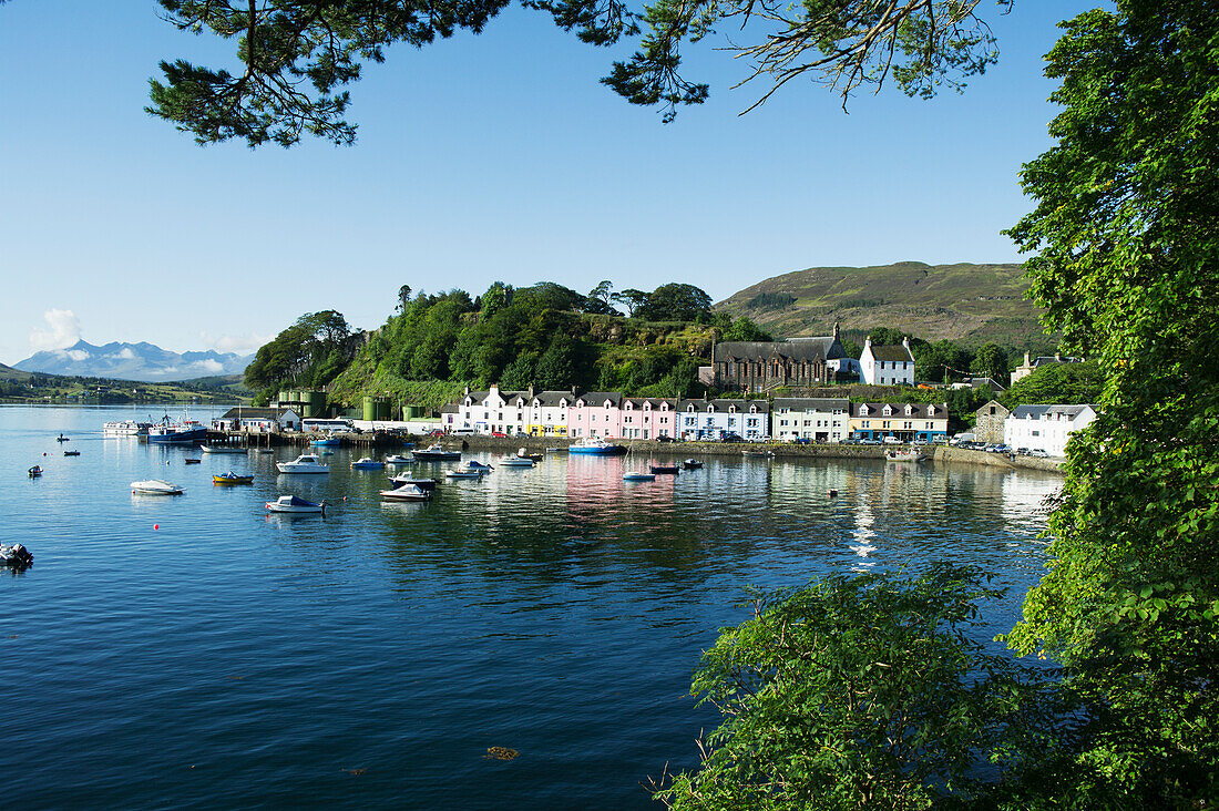 Bunte Gebäude und Boote im Hafen, Portree, Skye, Schottland