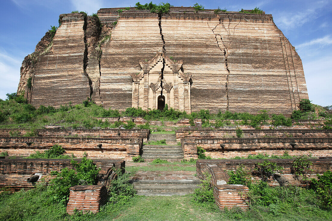 Riesige Risse in der Backsteinfassade der unvollendeten Mingun-Pagode, die durch ein Erdbeben zerstört wurde, Mandalay, Birma