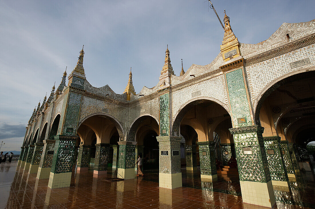 Ein religiöses Gebäude mit verschnörkelter Fassade, Ayeyarwady, Birma