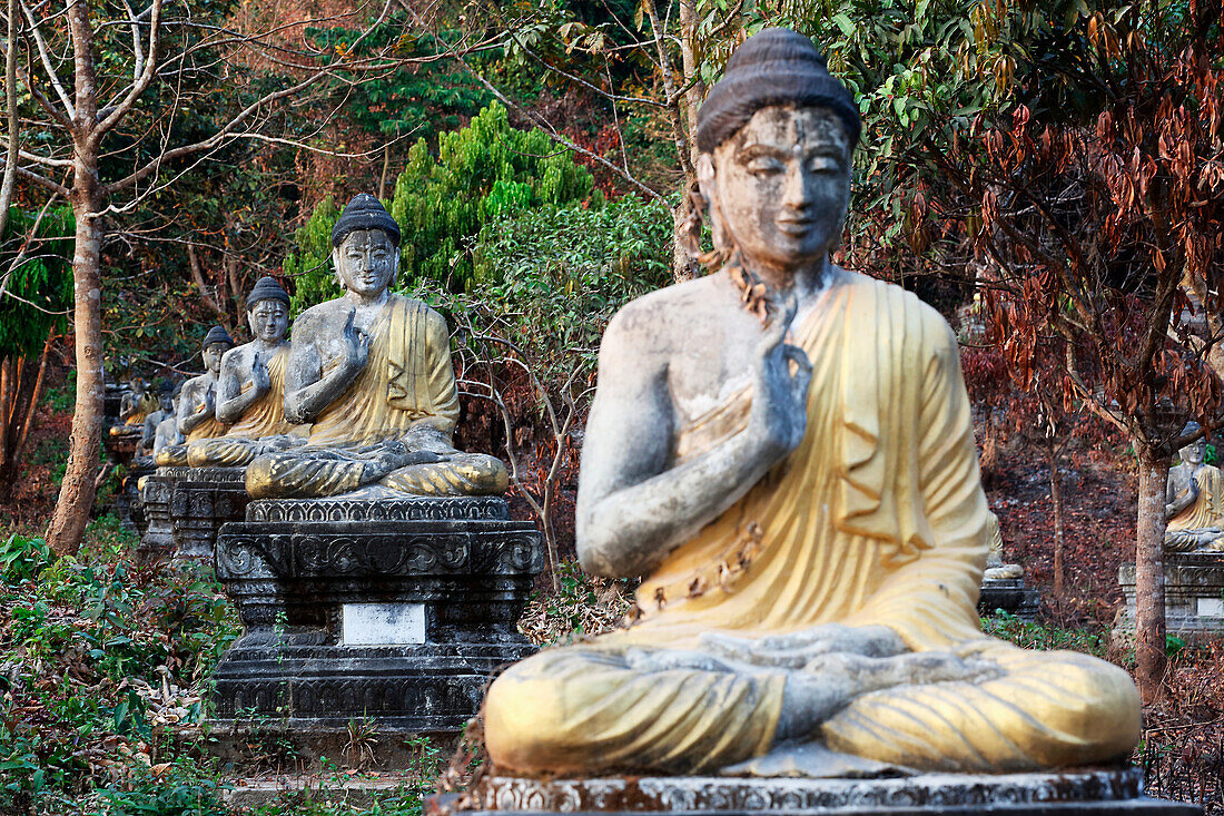 Buddhistische Statuen auf dem Berg Zwegabin, in der Nähe von Hpa An, Staat Kayin (Karen), Myanmar