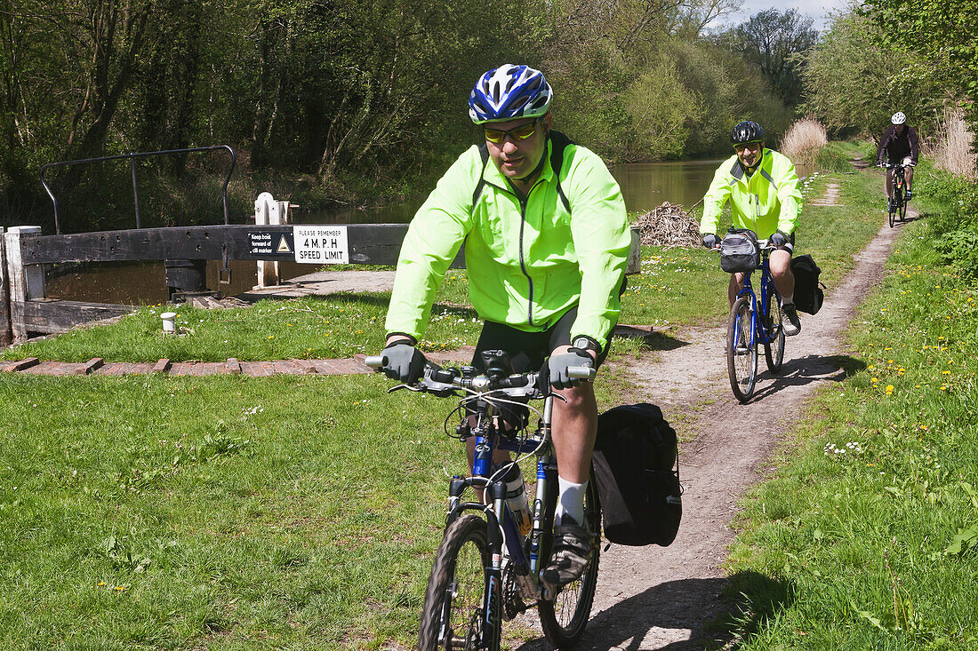 Gruppe von Radfahrern auf dem Kennet and Avon Canal Cycle Path, Hungerford, Berkshire, England