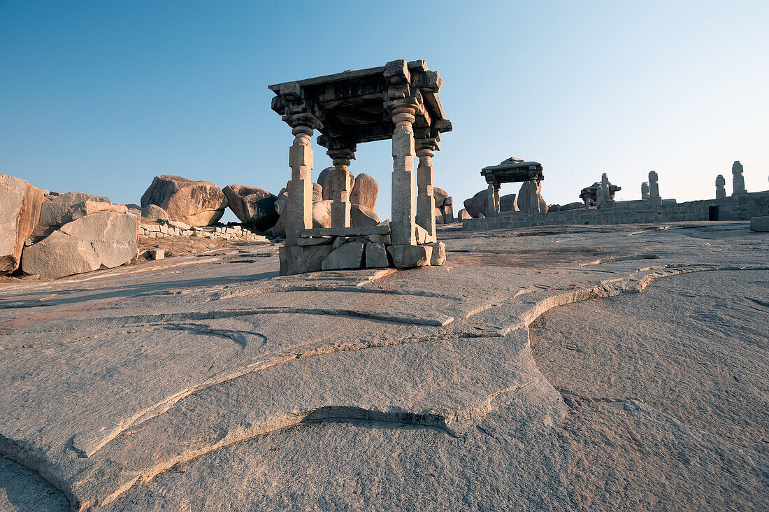 Religiöse Marmor- und Steinstrukturen auf Felsplatten, Hampi, Karnataka, Indien