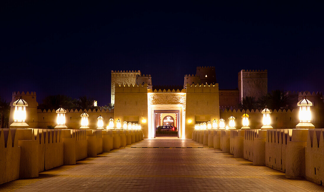 Der Eingang des Qasr Al Sarab Desert Resort, Liwa Oase, Abu Dhabi, Vereinigte Arabische Emirate