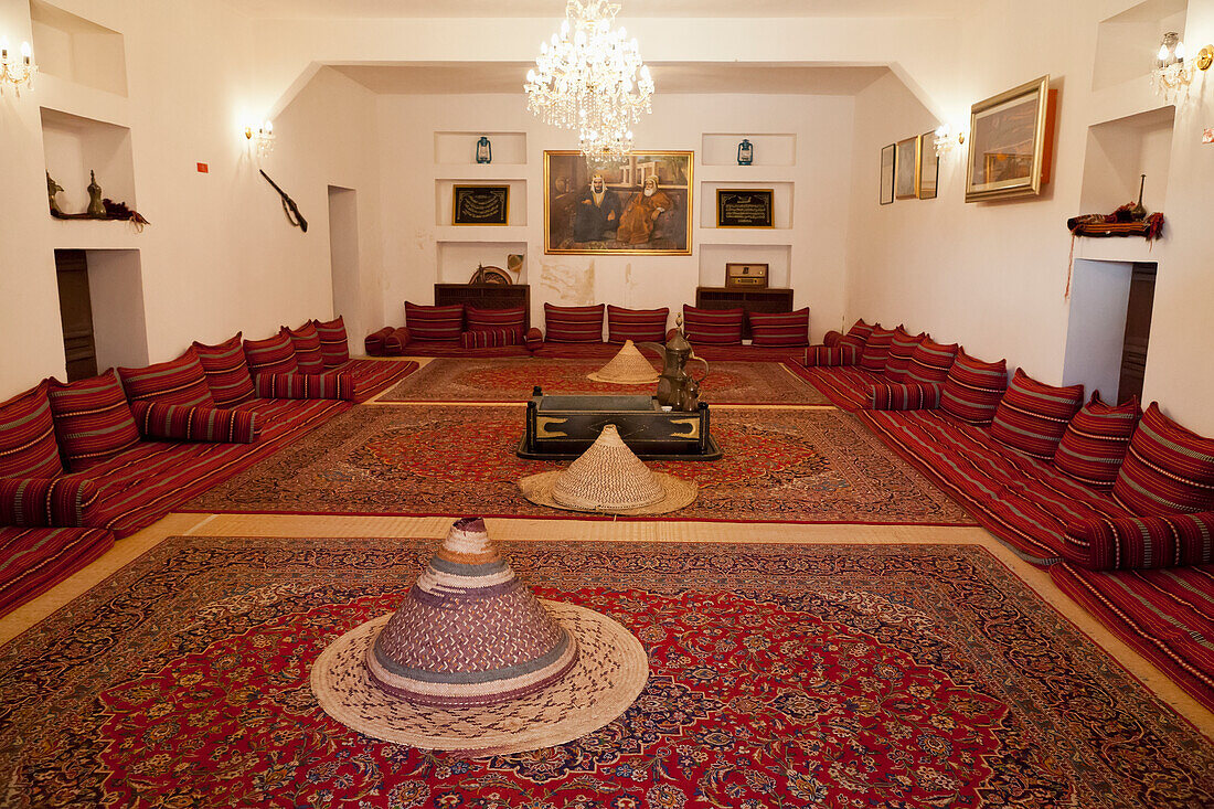 Ein traditioneller Majlis im Al Ain Palace Museum,Al Ain,Abu Dhabi,Vereinigte Arabische Emirate