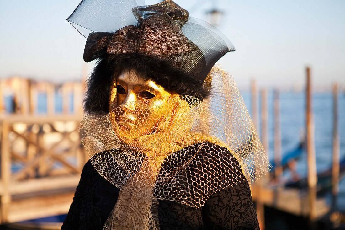 Person in venezianischem Kostüm während des Karnevals in Venedig, Venedig, Italien