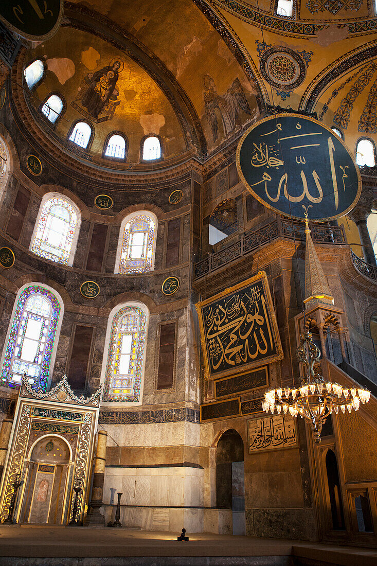 Das Innere der Hagia Sofia (Aya Sofia) im Sultanahmet-Gebiet, Istanbul, Türkei