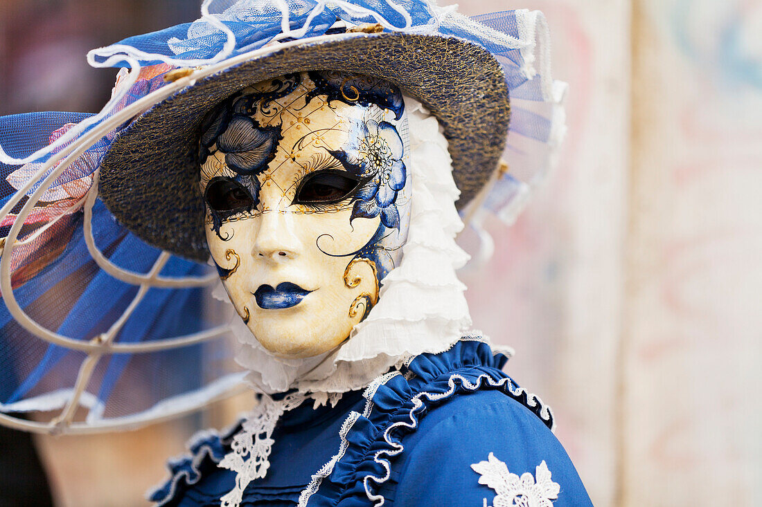 Person in venezianischem Kostüm während des Karnevals in Venedig, Venedig, Italien