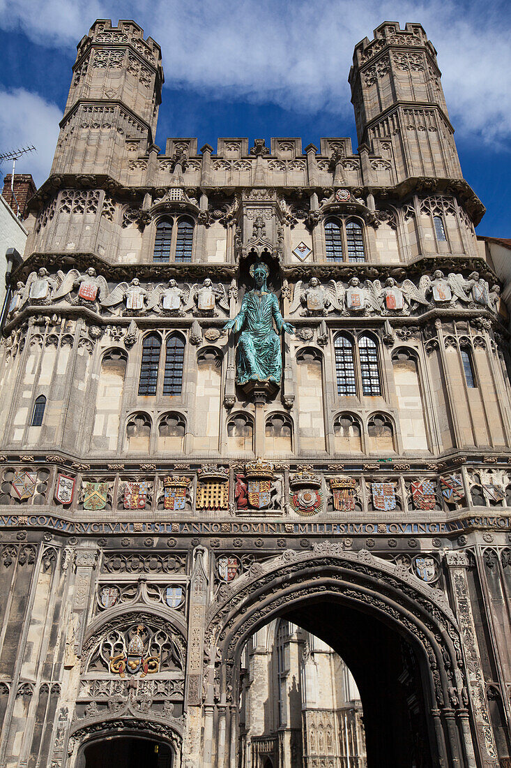 Gebäude mit Skulpturen von menschlichen Figuren an der Fassade, Canterbury, Kent, England