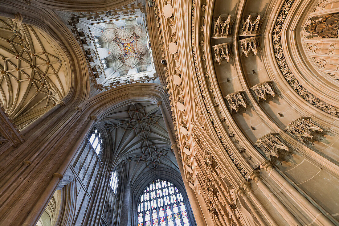 Blick von unten auf die Decke im Inneren der Kathedrale von Canterbury, Canterbury, Kent, England