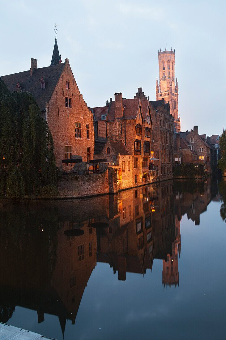 In der Dämmerung beleuchtete Gebäude entlang des Wassers,Brügge,Belgien