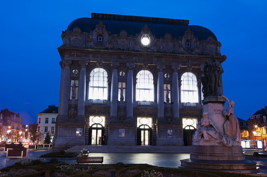 Theater von Calais in der Abenddämmerung beleuchtet,Calais,Frankreich