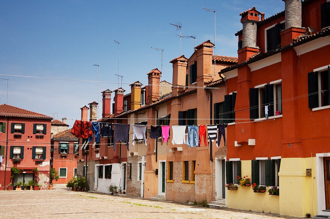 Häuser mit markanten Schornsteinen, Insel Giudecca, Venedig, Italien