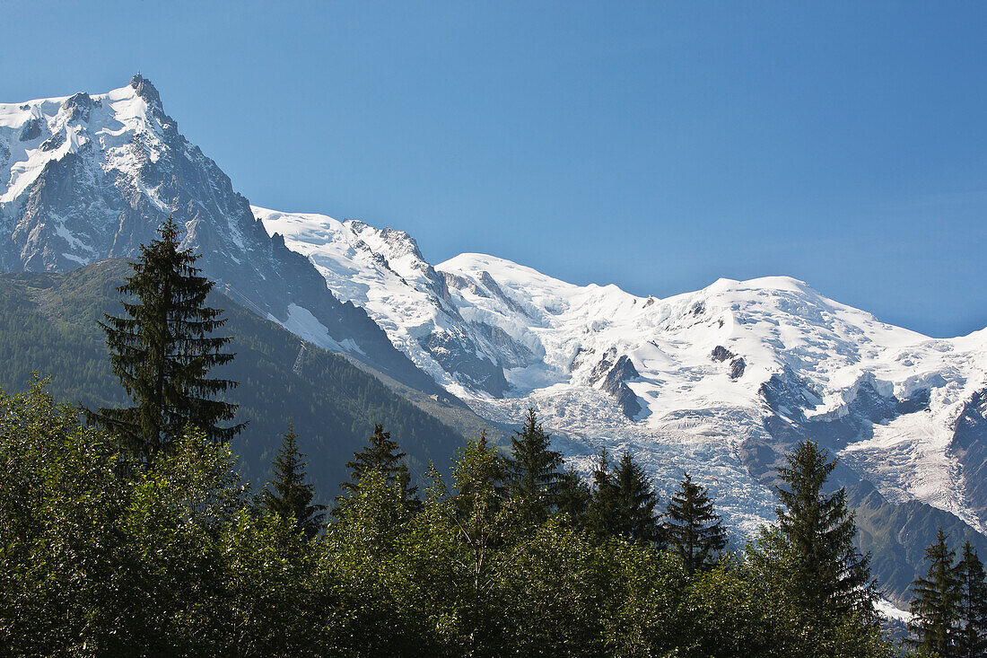 Mont Blanc Massiv, mit Aiguille Du Midi links und Mont Blanc in der Mitte, Frankreich