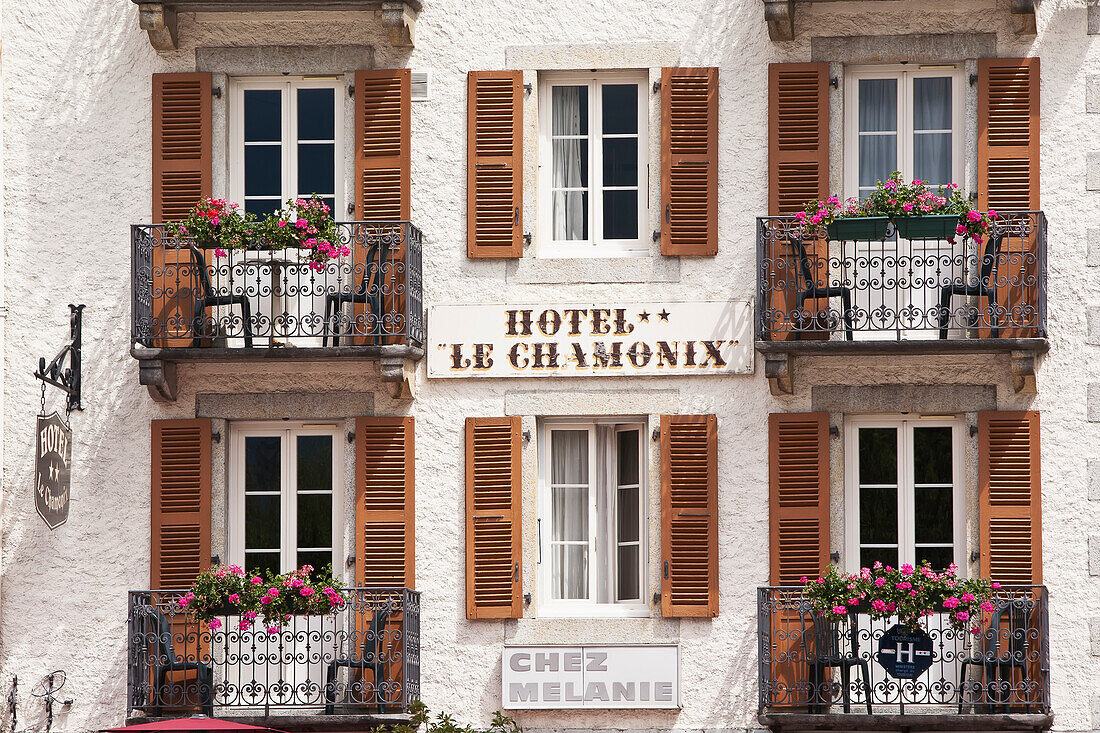 Balkone des Hotels Le Chamonix im Zentrum von Chamonix-Mont Blanc, Chamonix, Mont-Blanc-Tal, Frankreich