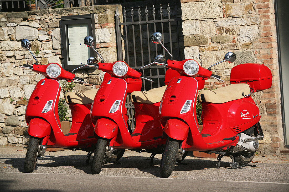Drei rote Vespa-Roller zum Mieten in Radda In Chianti, Toskana, Italien