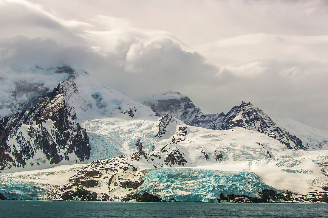 Blaues Eis und Gletscher auf den zerklüfteten Felsformationen der Insel Südgeorgien in der Antarktis,Insel Südgeorgien,Antarktis