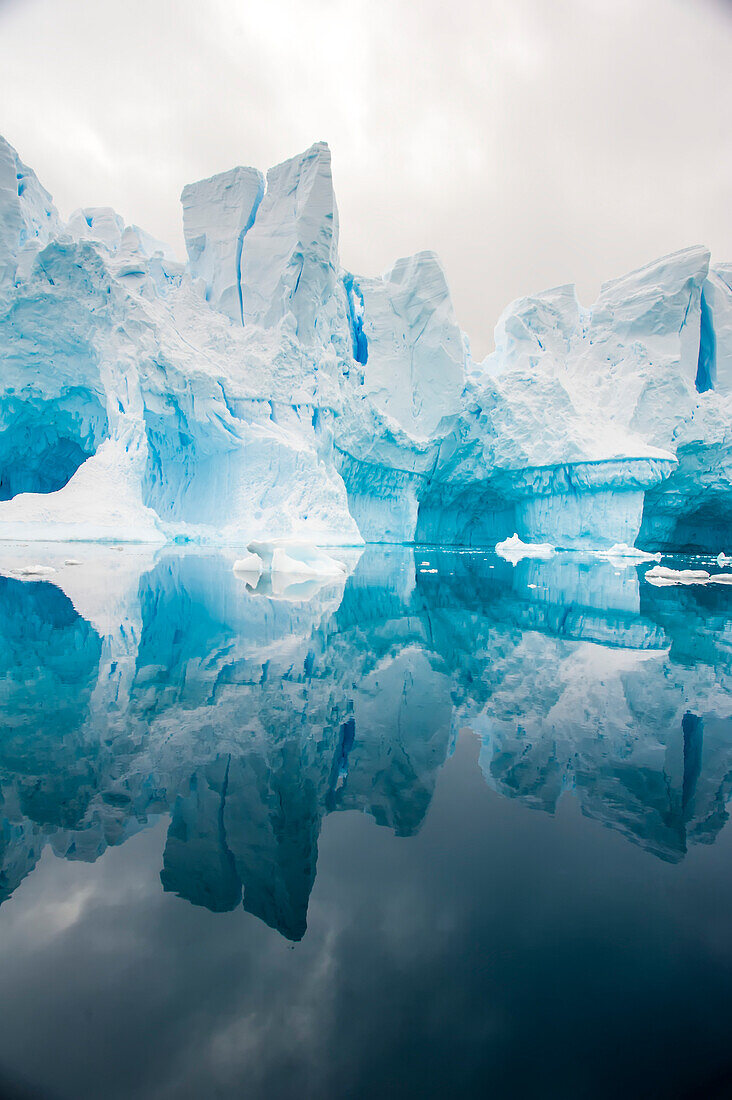 Eisbergformationen, die sich im Südlichen Ozean in Neko Harbor, Antarktis, spiegeln