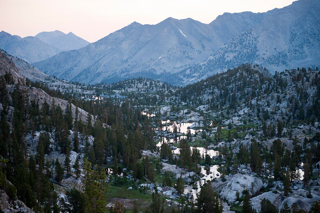 Blick auf das Sixty Lake Basin im King's Canyon National Park,Kalifornien,USA,Kalifornien,Vereinigte Staaten von Amerika