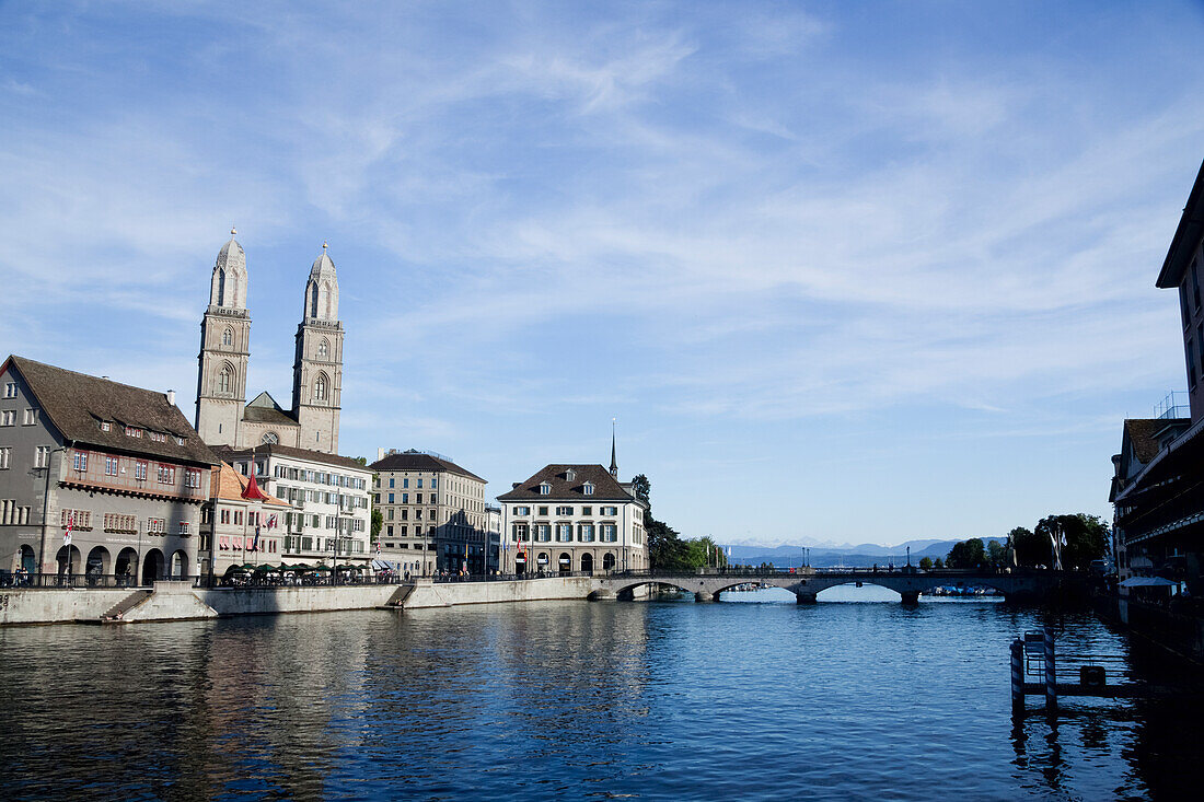 Fluss Limmat und Großmünsterkirche in der Ferne, Stadt Zürich, Zürich, Schweiz