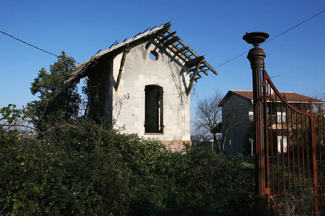 Ein heruntergekommenes Gebäude am Stadtrand, Moissac, Region Tarn Et Garonne, Midi-Pyrenäen, Frankreich