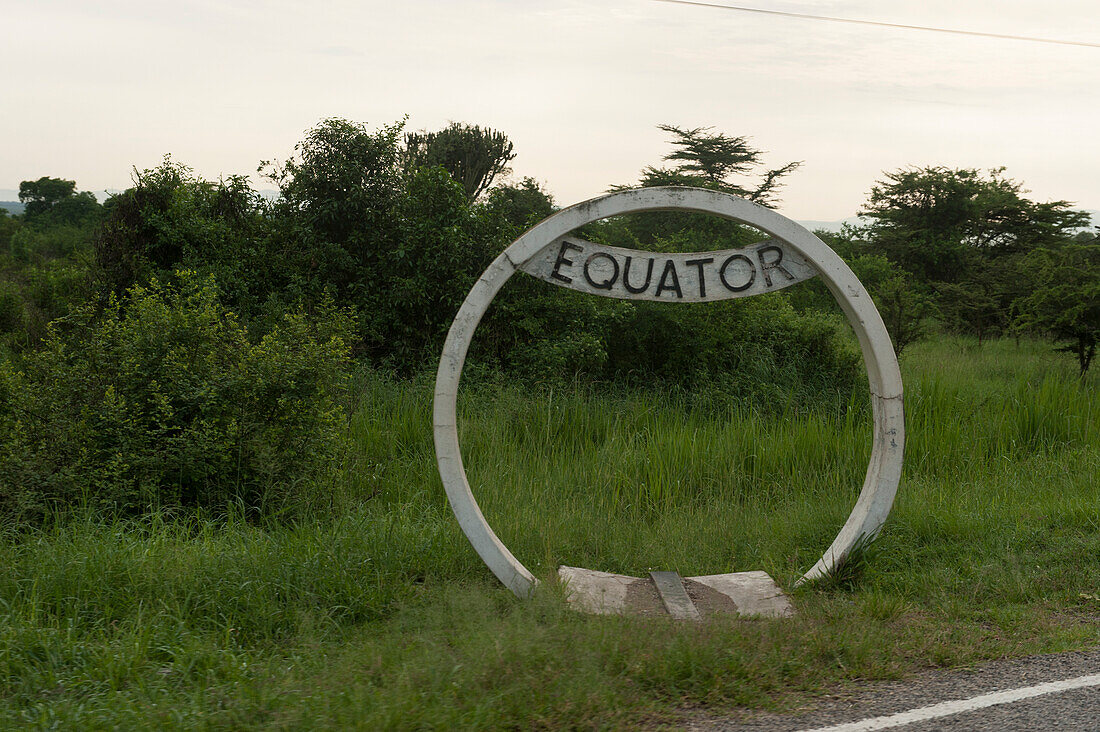 Schild markiert die Äquatorlinie entlang der Straße in der Nähe des Queen Elizabeth National Park in Uganda,Afrika,Uganda