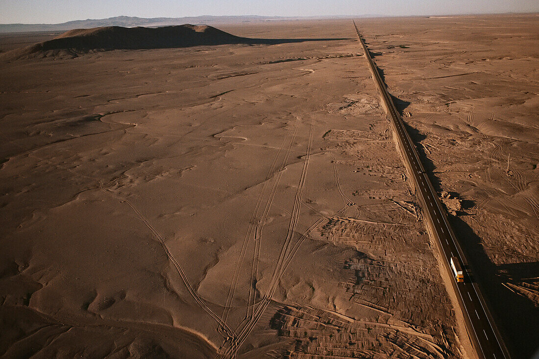 Luftaufnahme des Pan-American Highway, der die Atacama-Wüste halbiert, Chile