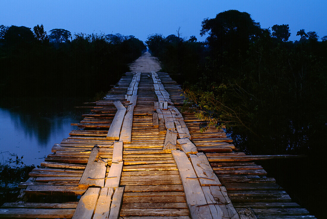 Holzbrücke über das Überschwemmungsgebiet in der Pantanal-Region von Brasilien,Pantanal,Brasilien