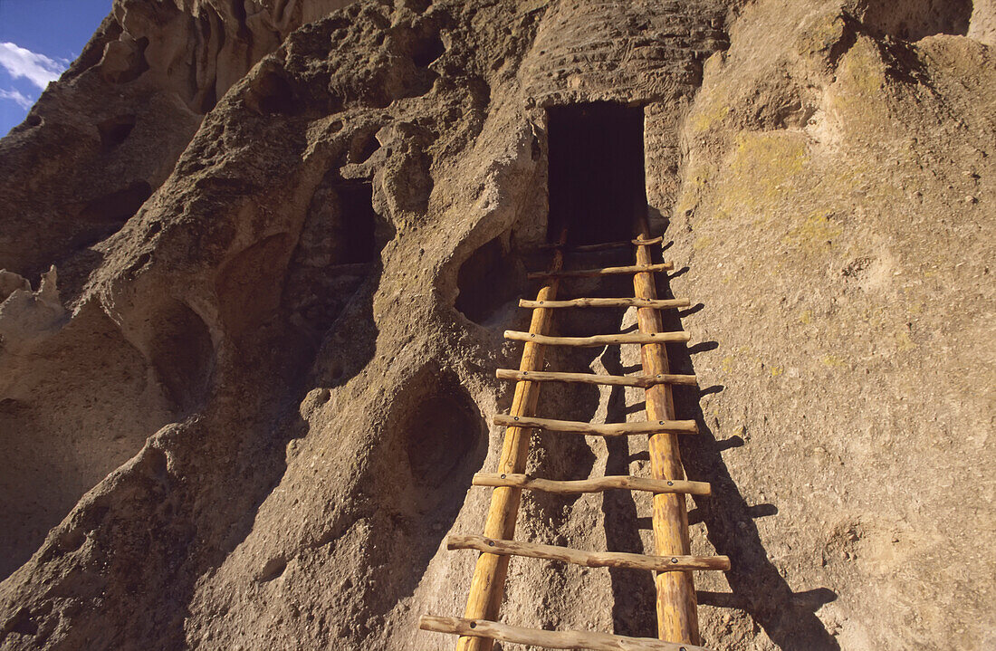 Leiter führt zu einer alten indianischen Felsenbehausung im Bandelier National Monument, New Mexico, USA, New Mexico, Vereinigte Staaten von Amerika