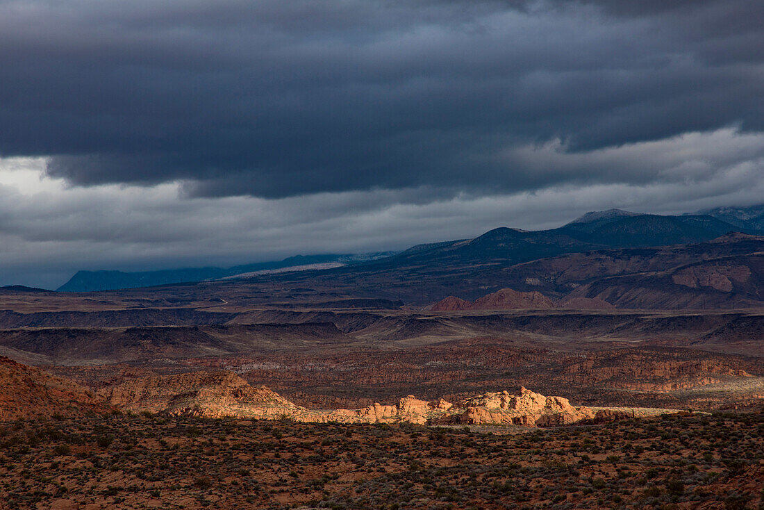 Blick auf Wüstenlandschaft und Felsformationen am Snow Canyon, hinter dem Red Mountain Spa, mit der Snow Canyon Mountain Range im Hintergrund im Red Cliffs Desert Reserve um St George Town, St George, Utah, Vereinigte Staaten von Amerika