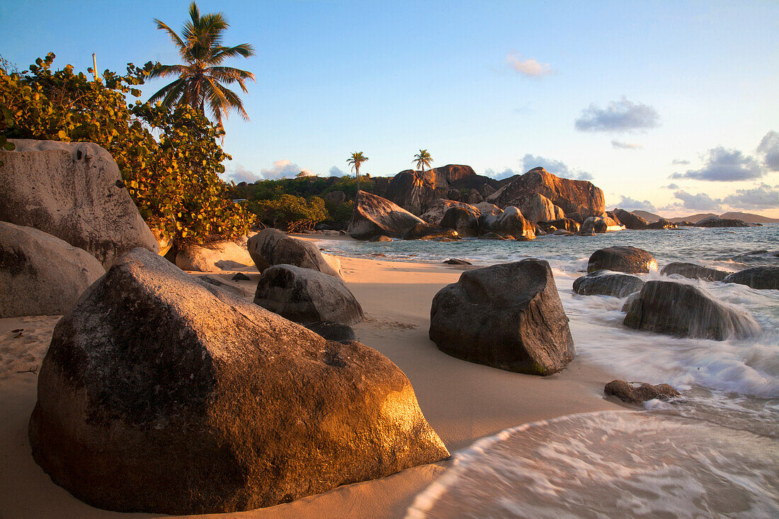 Blick auf die großen Felsen am Strand von The Baths in der Dämmerung, einem berühmten Strand auf den BVI's, Virgin Gorda, Britische Jungferninseln, Karibik