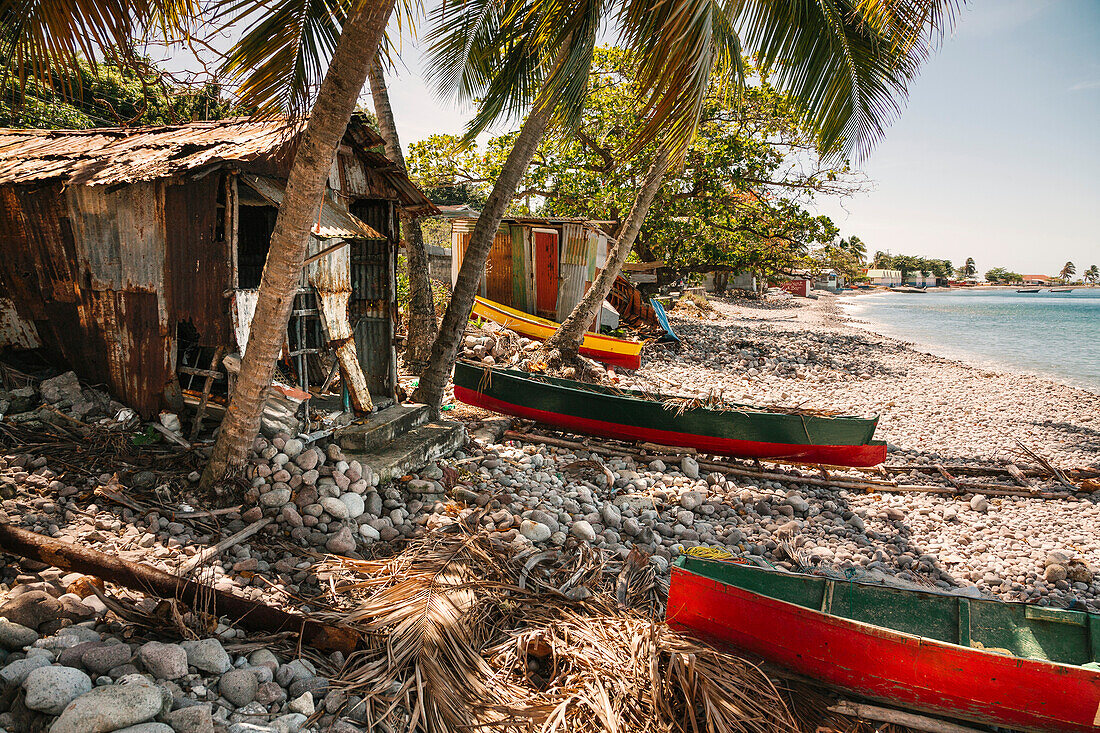 Fischerhütten und traditionelle Einbaum-Fischerboote an der Küste des Dorfes Scotts Head in der Soufriere Bay auf der Insel Dominica,Soufriere,Dominica,Karibik