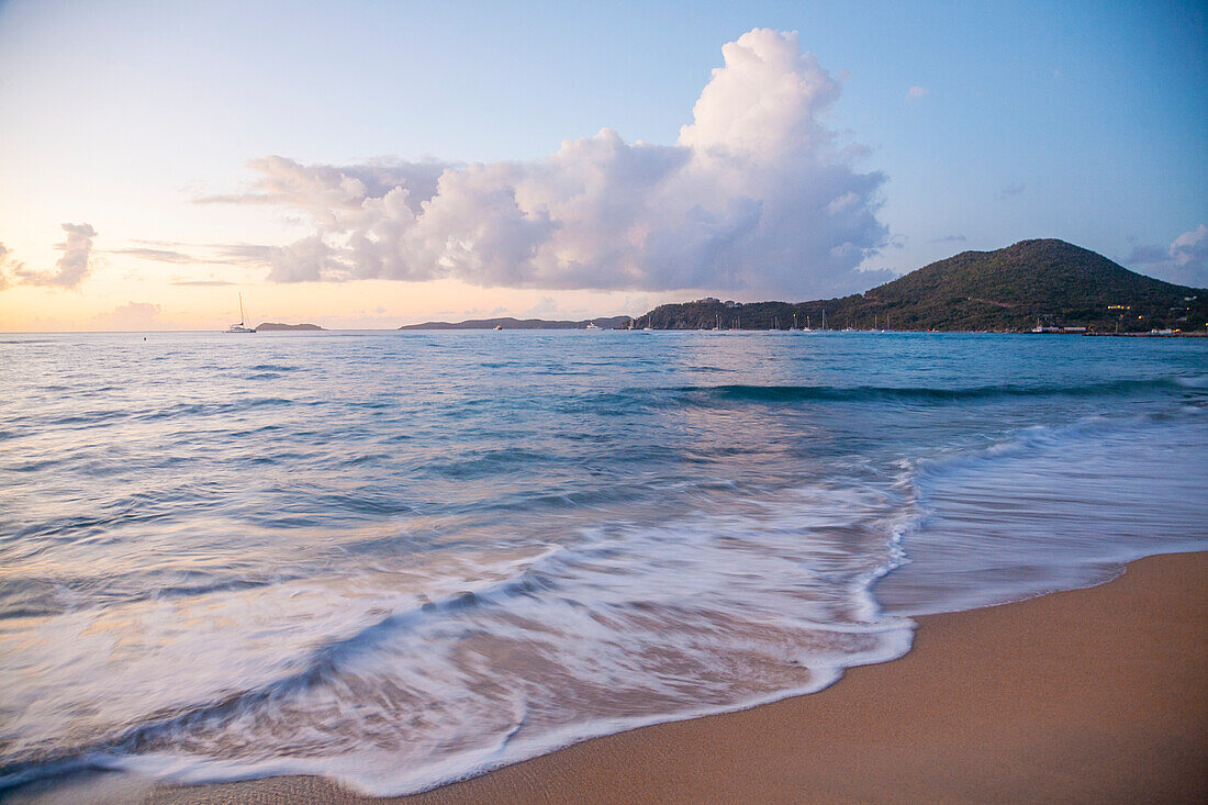 Blick auf die Meeresbrandung an einem Strand in der Nähe des Hafens auf Virgin Gorda in der Dämmerung, Britische Jungferninseln, Karibik