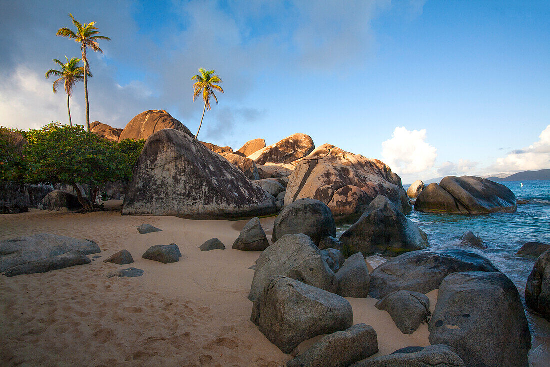 Blick auf die großen Felsbrocken am Strand von The Baths in der Dämmerung, einem berühmten Strand auf den BVI's, Virgin Gorda, British Virgin Islands, Karibik