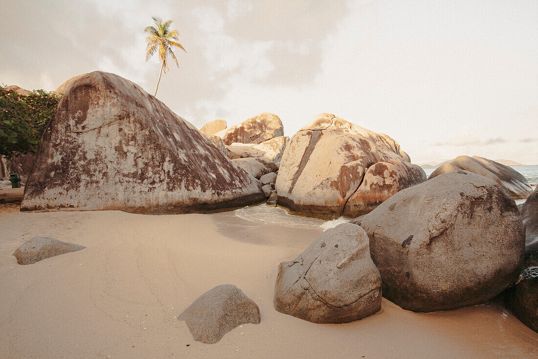 Nahaufnahme der großen Felsen an der Küste von The Baths, einem berühmten Strand auf den BVI's, Virgin Gorda, Britische Jungferninseln, Karibik