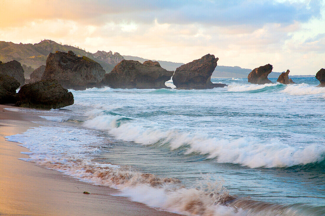 Panoramablick auf die Felsen am Strand von Bathsheba in der Dämmerung,Bathsheba,Barbados,Karibik,mit hoher Brandung