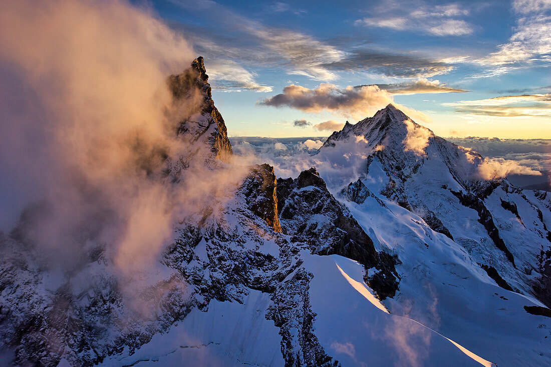 Morgennebel steigt von Gipfeln in den Alpen in der Nähe des Matterhorns auf,Zermatt,Schweiz