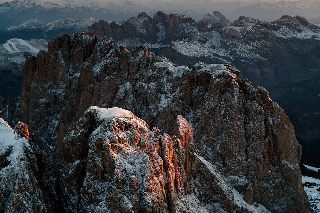 Sonnenlicht küsst einen schneebedeckten Gipfel in den Dolomiten,St. Ulrich,Italien