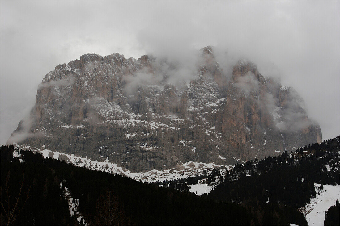 Schneewolken bedecken den Langkofel, den berühmten Dolomitenberg in Italien, Gröden, Italien