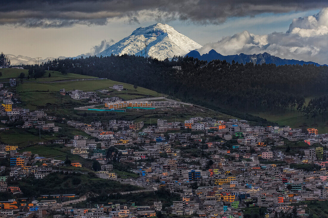Der Vulkan Cotopaxi erhebt sich über der Stadt Quito in den Bergen, Quito, Ecuador