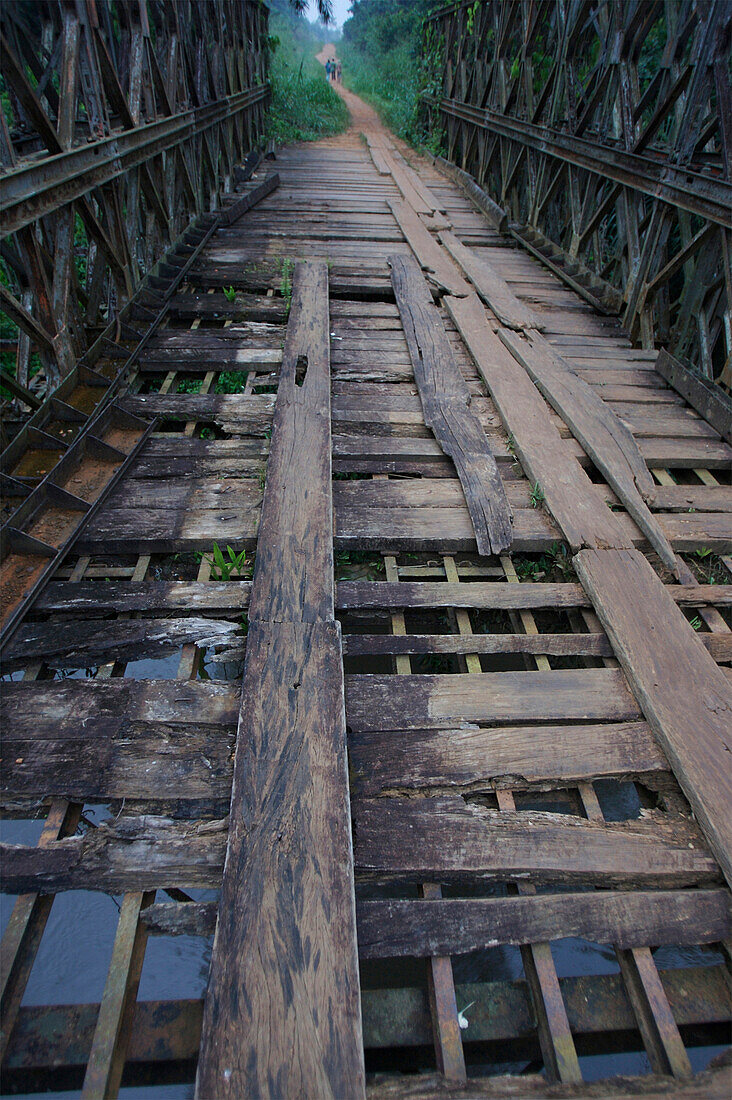 Verfallene Brücke, die zu und von den Goldminen im Kongo führt, Cinquante, Demokratische Republik Kongo
