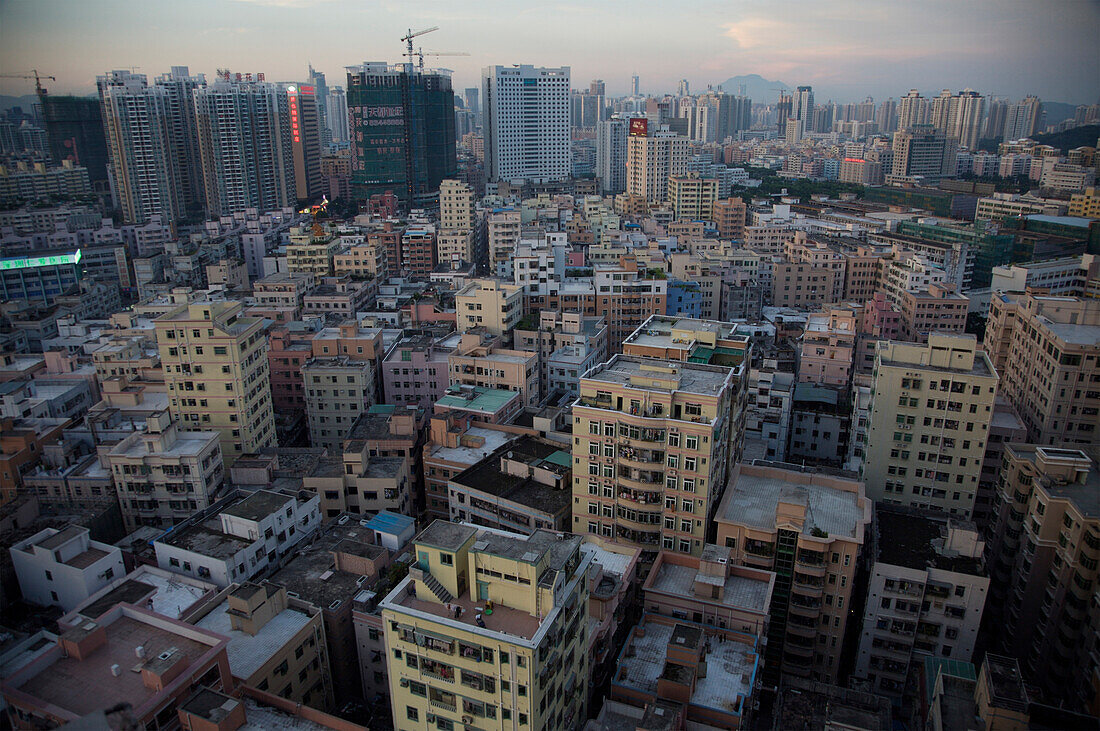 Moderne Architektur umgibt ältere Gebäude in Shenzhen, Shenzhen, Guangdong, China
