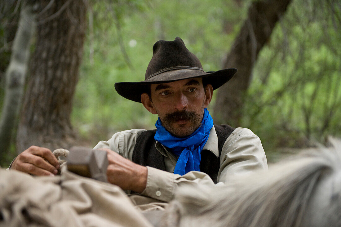 Mann in Westernkleidung im Kings Canyon National Park, Kalifornien, Vereinigte Staaten von Amerika