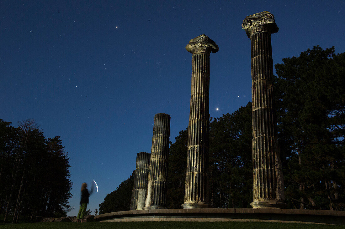 Frau leuchtet mit einer Taschenlampe auf historische Säulen im Pioneers Park in Lincoln, Nebraska, USA, Lincoln, Nebraska, Vereinigte Staaten von Amerika