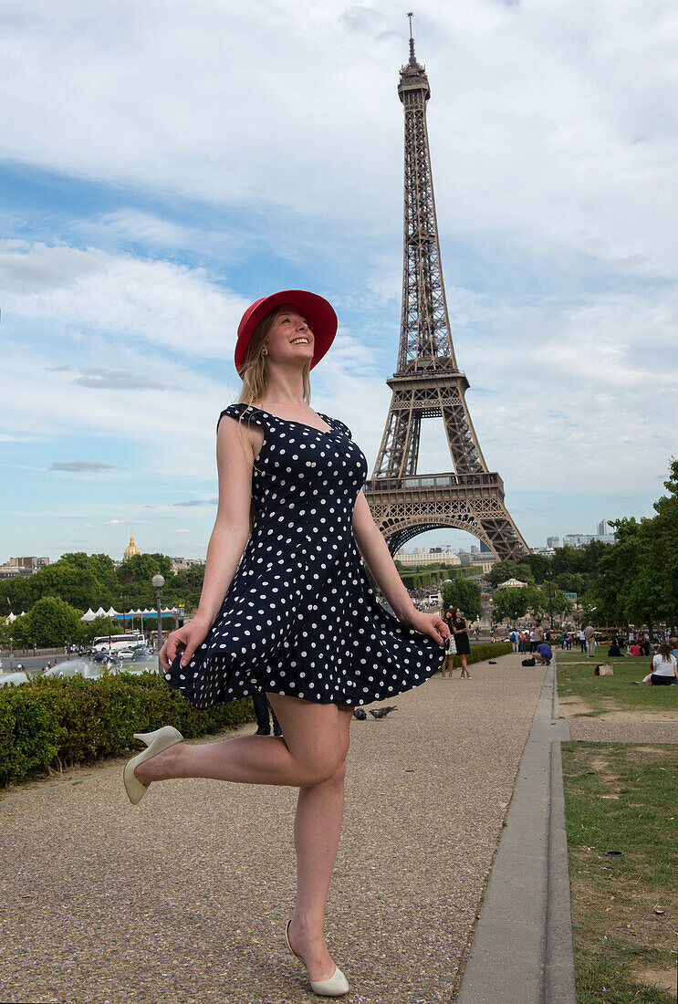 Jugendliches Mädchen besucht den Eiffelturm in Paris,Frankreich,Paris,Frankreich