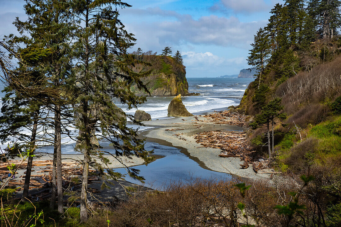 Aussicht auf Ruby Beach, Cedar Creek und die felsige Pazifikküste im Olympic National Park in der Nähe von Kalaloch, Washington, USA, Washington, Vereinigte Staaten von Amerika