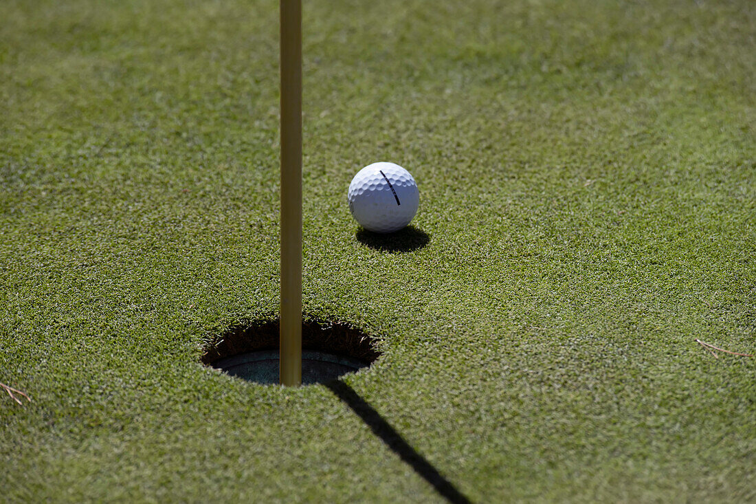 Fast geschafft, der Golfball in der Nähe des Pins und nur ein kurzer Putt, Olympia, Washington, Vereinigte Staaten von Amerika