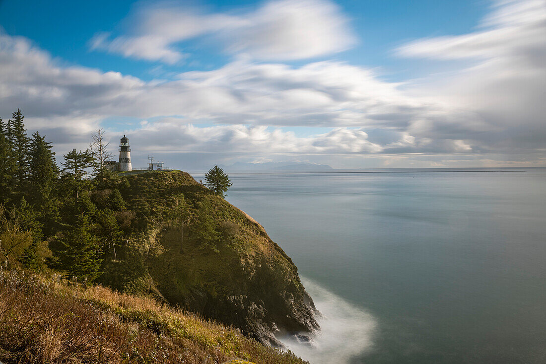 Cape Disappointment Lighthouse und die Mündung des Columbia Rivers im Südwesten Washingtons, Ilwaco, Washington, Vereinigte Staaten von Amerika